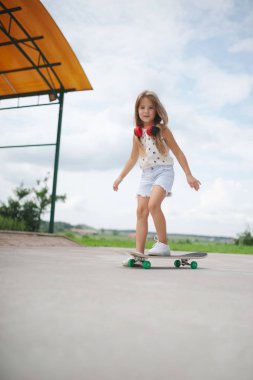 uzun saçlı mutlu küçük kız