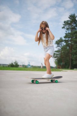 uzun saçlı mutlu küçük kız