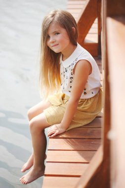 uzun saçlı mutlu küçük kız