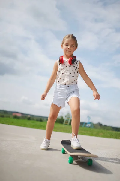 Niña feliz con el pelo largo — Foto de Stock