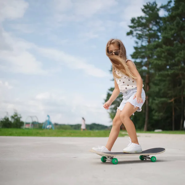 Glückliches kleines Mädchen mit langen Haaren — Stockfoto