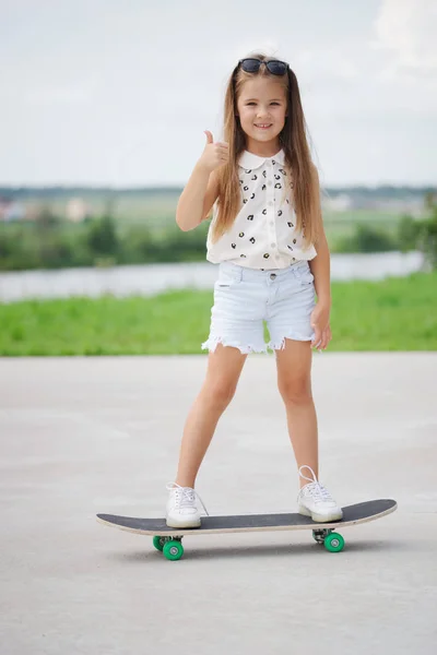 Glückliches kleines Mädchen mit langen Haaren — Stockfoto