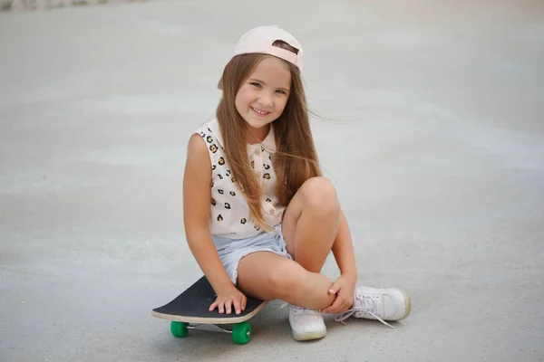 Menina feliz com cabelo comprido — Fotografia de Stock