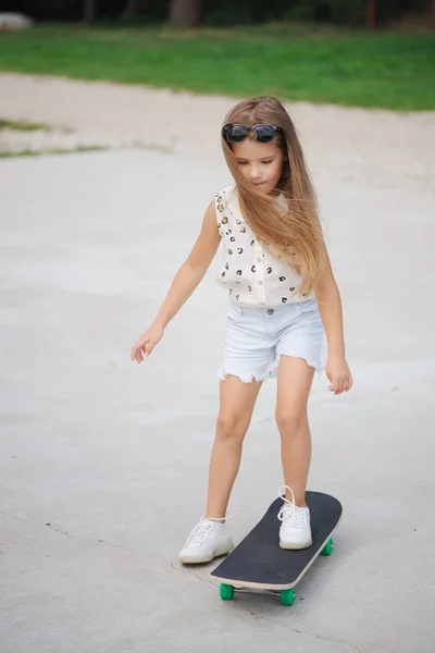 Niña feliz con el pelo largo — Foto de Stock