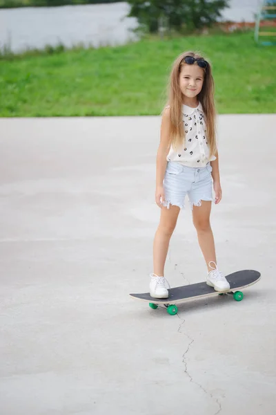 Niña feliz con el pelo largo — Foto de Stock