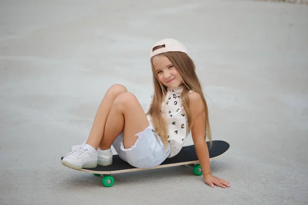 Niña feliz con el pelo largo —  Fotos de Stock