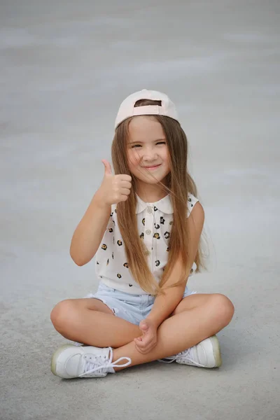 Gelukkig meisje met lange haren — Stockfoto