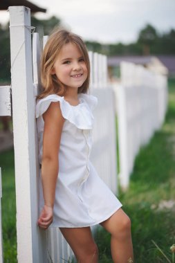 uzun saçlı mutlu küçük kız