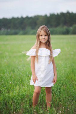 uzun saçlı mutlu küçük kız