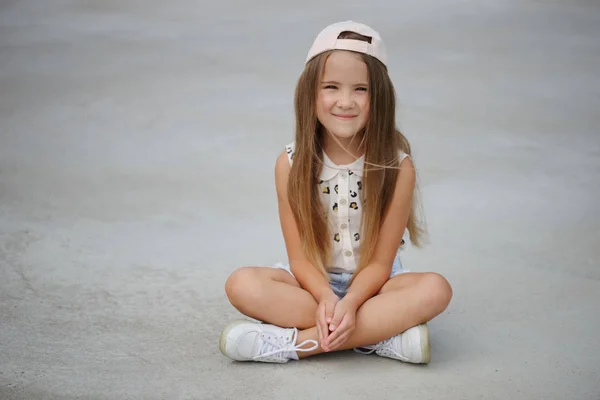 긴 머리를 가진 행복 한 어린 소녀 — 스톡 사진