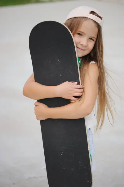 Glückliches kleines Mädchen mit langen Haaren — Stockfoto