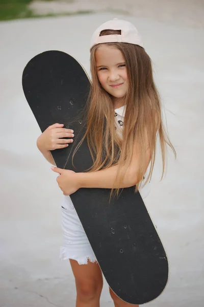 Szczęśliwa dziewczynka z długimi włosami — Zdjęcie stockowe