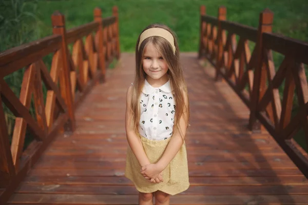 Счастливая маленькая девочка с длинными волосами — стоковое фото