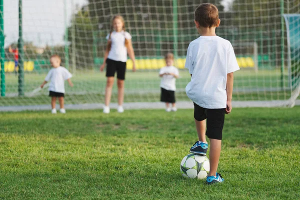 Anak kecil bahagia di lapangan sepak bola — Stok Foto