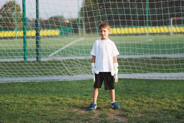Liten glad pojke på fotbollsplan — Stockfoto