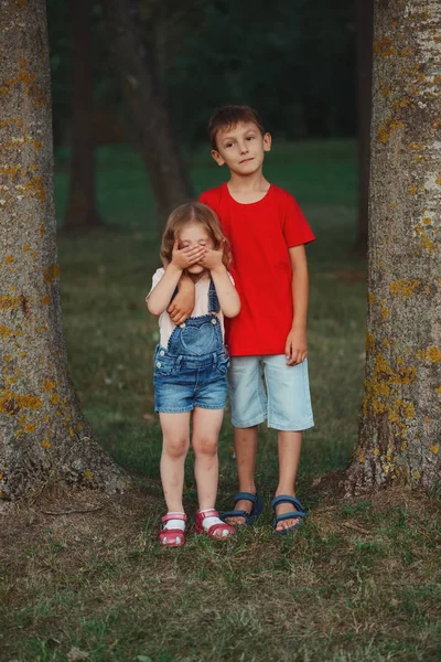 Φωτογραφία από ευτυχισμένα παιδιά στο πάρκο — Φωτογραφία Αρχείου