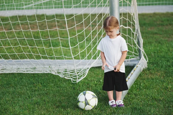 Gadis kecil yang bahagia di lapangan sepak bola — Stok Foto