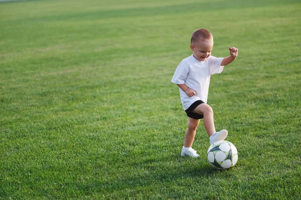 Anak kecil bahagia di lapangan sepak bola — Stok Foto