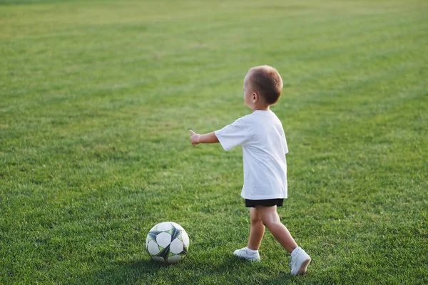 Anak kecil bahagia di lapangan sepak bola — Stok Foto