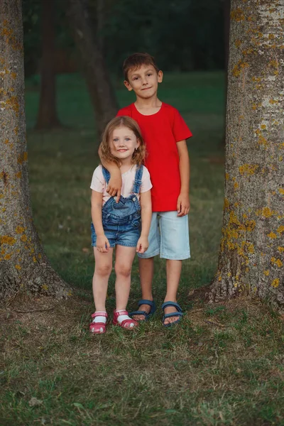 Foto de niños felices en el parque —  Fotos de Stock