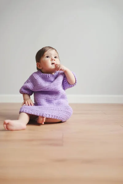 Rozkošné šťastné miminko s prstem v ústech — Stock fotografie