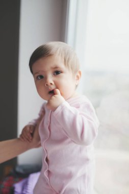 ağzına parmak ile sevimli mutlu bebek