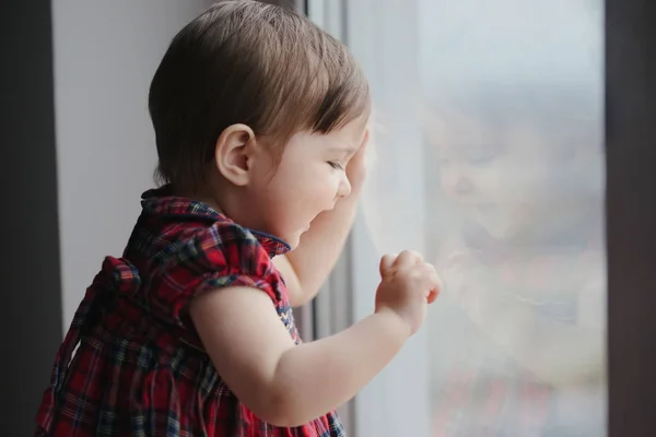 Cute Hapy mooi meisje in de buurt van het raam — Stockfoto