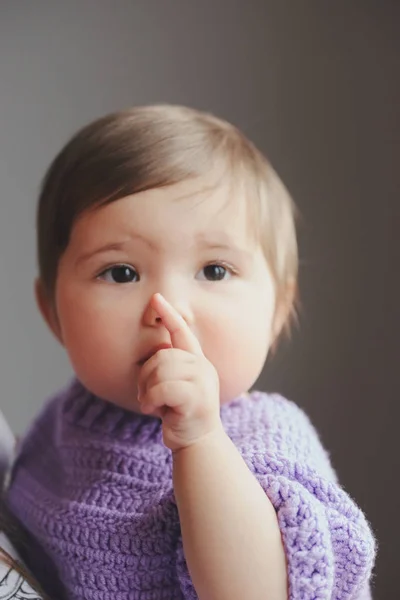 Söt lycklig bebis med finger i munnen — Stockfoto