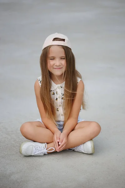 Gelukkig meisje met lange haren — Stockfoto