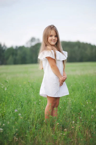 Ευτυχισμένη κοριτσάκι με μακριά μαλλιά — Φωτογραφία Αρχείου