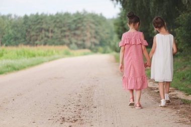 Yaz parkında oynayan en iyi mutlu arkadaşlar