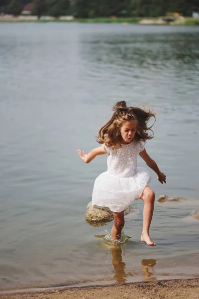 Cute happy little girls in sumer lake — Stock Photo, Image