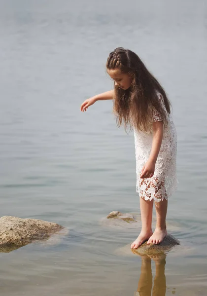 Bonito feliz menina no sumer lago — Fotografia de Stock