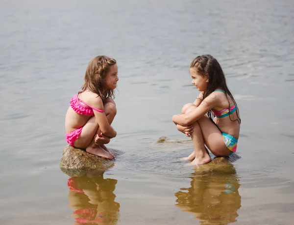 Cute happy little girls in sumer lake — Stock Photo, Image