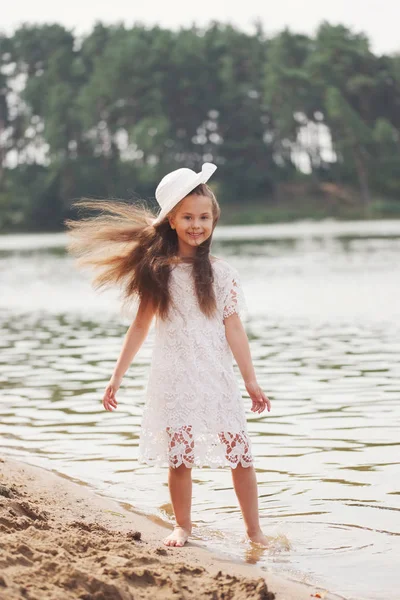 Cute happy little girl in sumer lake — Stock Photo, Image