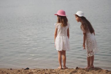 sümer göl sevimli mutlu küçük kızlar