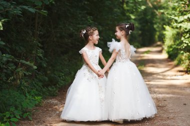 Beyaz Gelinlikler ile mutlu güzel kızlar