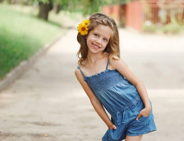 Carino bella ragazza con fiore dietro orecchio — Foto Stock