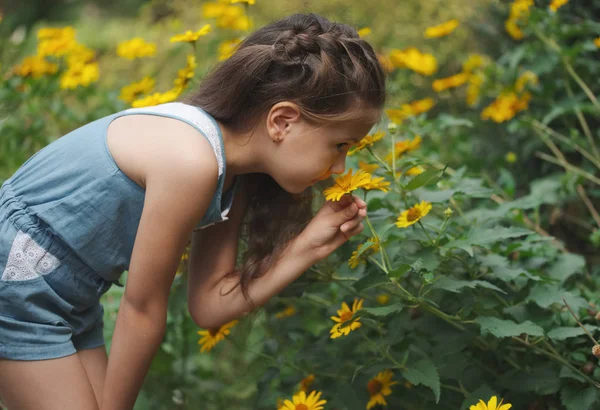Retrato de chica hermosa feliz en el macizo de flores —  Fotos de Stock