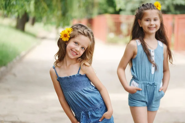 Fénykép két kislány a nyári parkban — Stock Fotó