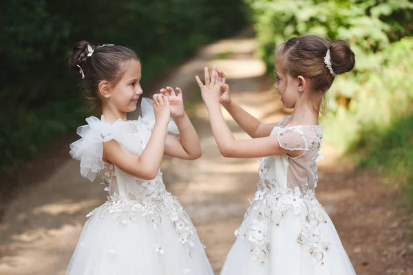 Meninas bonitas felizes com vestidos de casamento brancos — Fotografia de Stock