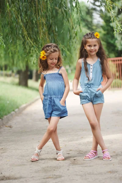 Фото двух маленьких девочек в летнем парке — стоковое фото