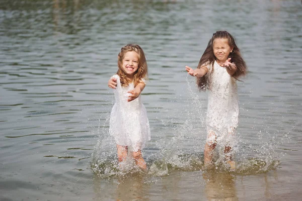 Schattige gelukkige kleine meisjes in Sumer Lake — Stockfoto
