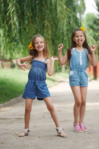 Foto de dos niñas en el parque de verano — Foto de Stock