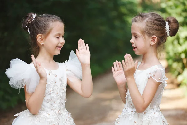 Gelukkige mooie meisjes met witte trouwjurken — Stockfoto