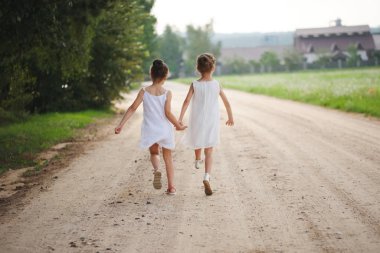 Yaz parkında oynayan en iyi mutlu arkadaşlar