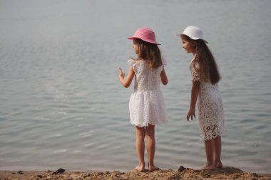 sümer göl sevimli mutlu küçük kızlar