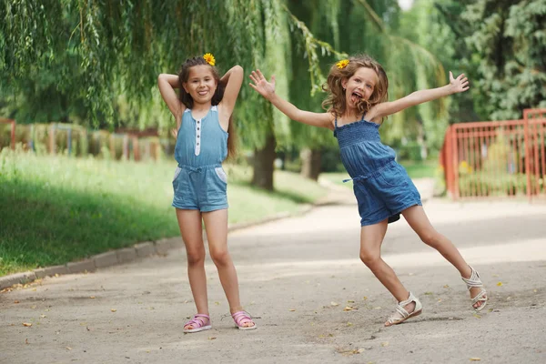 两个小女孩在避暑公园的照片 — 图库照片