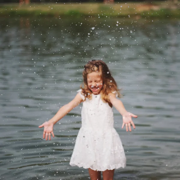 可爱快乐的小女孩在苏默湖 — 图库照片