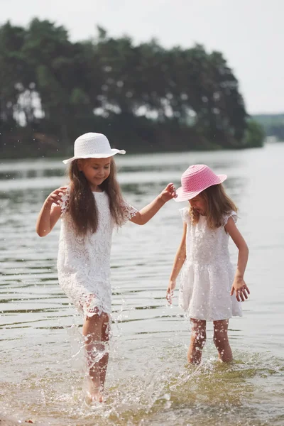シュメール湖でかわいい幸せな小さな女の子 — ストック写真